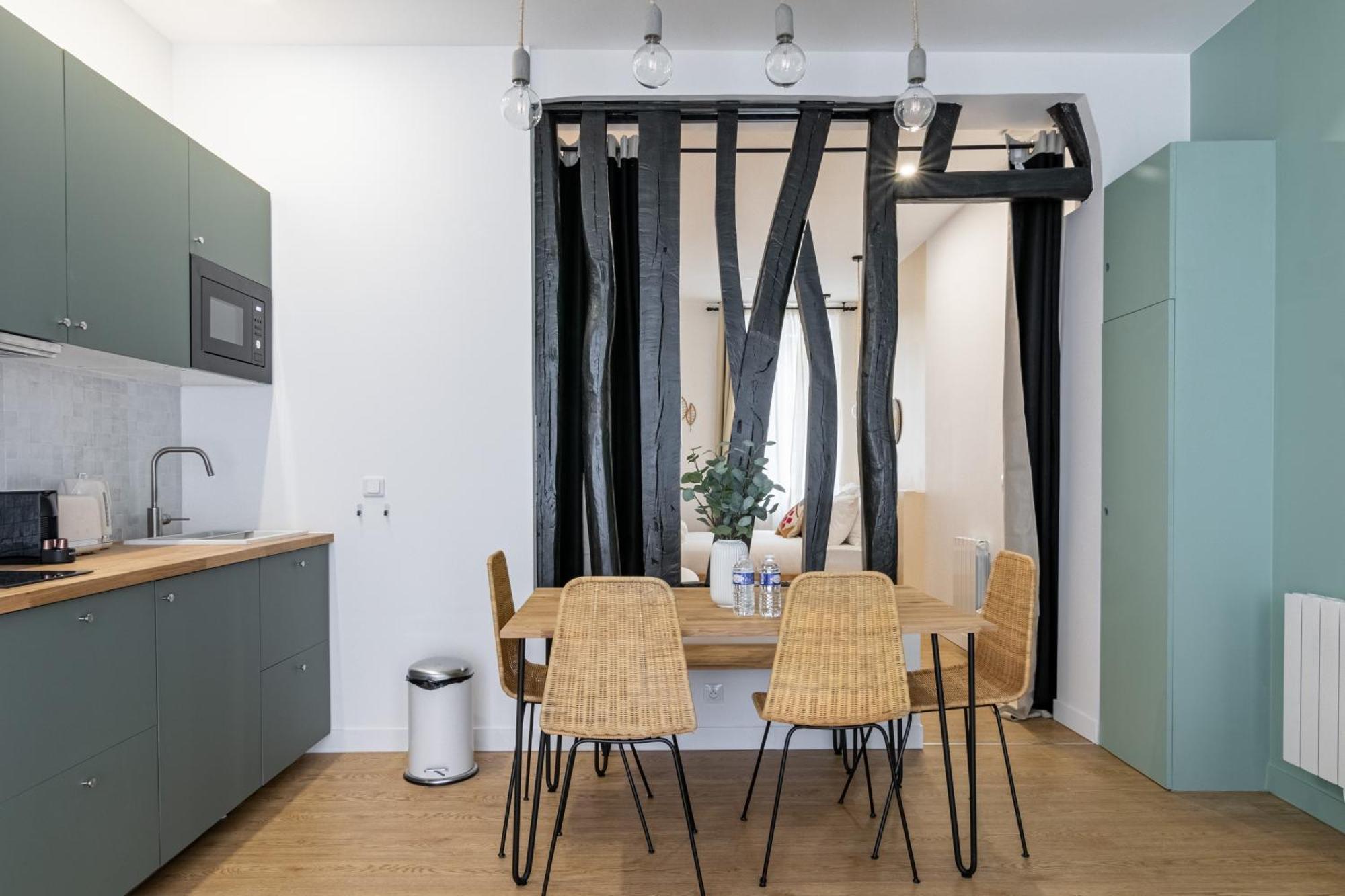 Relax In On Old Art Galery Apartment *